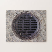 Manhole-Abdeckung und Kopfsteinpflasterstraße Puzzle (Horizontal)
