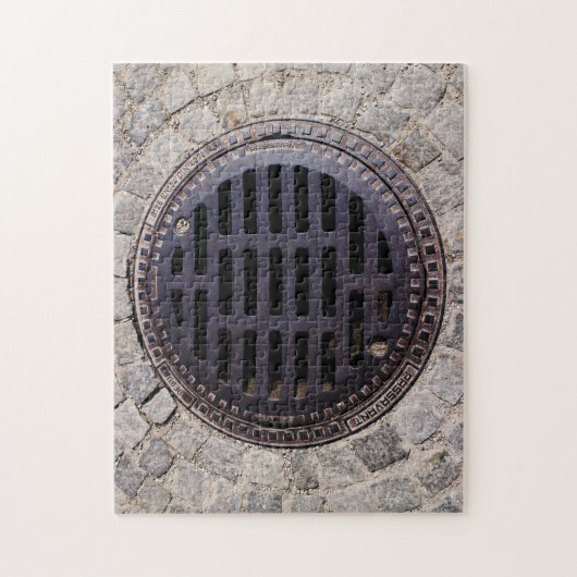 Manhole-Abdeckung und Kopfsteinpflasterstraße Puzzle (Vertikal)