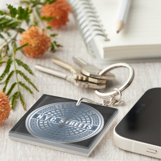 Manhole Covers Queens Schlüsselanhänger (Vorderseite rechts)