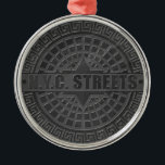 Manhole deckt schwarzen Marmor ab Silbernes Ornament<br><div class="desc">NYC Streets Manhole Cover Black Marble Tshirts, Geschenke und Accessoires, die Ihnen von Imagine That gebracht! Das Design im Herzen von Manhattan zeichnet sich durch das originelle Design eines frühen New Yorker Manhole Covers aus, mit den Worten in der Mitte, N.Y.C. Streets. Dieses coole Vintage Design ist ein perfektes Geschenk...</div>