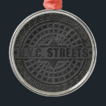 Manhole deckt schwarzen Marmor ab Silbernes Ornament<br><div class="desc">NYC Streets Manhole Cover Black Marble Tshirts, Geschenke und Accessoires, die Ihnen von Imagine That gebracht! Das Design im Herzen von Manhattan zeichnet sich durch das originelle Design eines frühen New Yorker Manhole Covers aus, mit den Worten in der Mitte, N.Y.C. Streets. Dieses coole Vintage Design ist ein perfektes Geschenk...</div>
