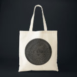 Manhole deckt schwarzen Marmor ab Tragetasche<br><div class="desc">NYC Streets Manhole Cover Black Marble Tshirts, Geschenke und Accessoires, die Ihnen von Imagine That gebracht! Das Design im Herzen von Manhattan zeichnet sich durch das originelle Design eines frühen New Yorker Manhole Covers aus, mit den Worten in der Mitte, N.Y.C. Streets. Dieses coole Vintage Design ist ein perfektes Geschenk...</div>