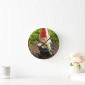 Manhole Gnome Runde Wanduhr (Zuhause)
