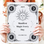 Manifestation des mystischen Sun- und MondIndividu Planer<br><div class="desc">Dieses zauberhafte Design besticht durch die zauberhaften Himmelselemente wie Sonne, Mond und Sterne, gepaart mit detaillierten Sonnenblumenbildern in einer klassischen Schwarz-Weiß-Palette. Der Empowerment-Satz "Manifest Magic Every Day" verleiht Ihrer täglichen Organisation Inspiration und Absicht. Personalisiert mit einem individuelle Name und Jahr, ist dieses Design perfekt für Astrologen, spirituelle Suchende oder alle,...</div>