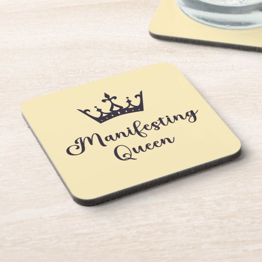 Manifestation von Queen Black Letters Getränkeuntersetzer (Linke Seite)