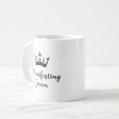 Manifestation von Queen Coffee Tasse Black Letters (Vorderseite Links)