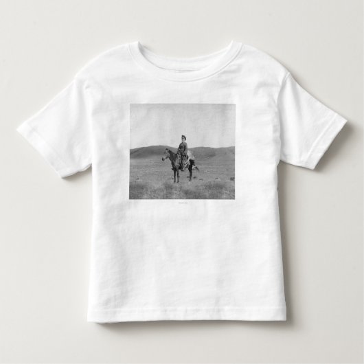 Mann am Pferd mit Slain Antelope Fotografie Kleinkind T-shirt (Vorderseite)