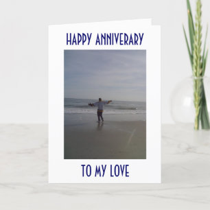 MANN AM STRAND ERKLÄRT SEINE LIEBE AM JAHRestag Karte