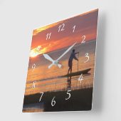 Mann an der Wasserwand bei Sunset am Cape Cod Beac Quadratische Wanduhr (Winkel)