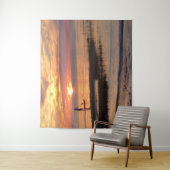 Mann an der Wasserwand bei Sunset am Cape Cod Beac Wandteppich (Beispiel)