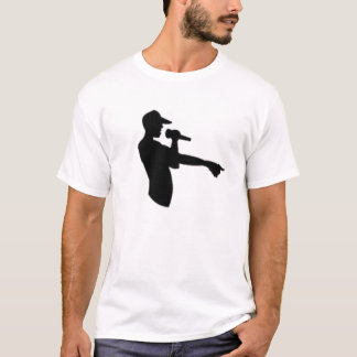 Mann auf dem Mic T-Shirt