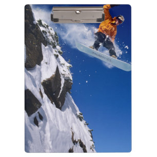 Mann auf einem Snowboard, der von einem Gesims spr Klemmbrett