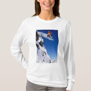 Mann auf einem Snowboard, der von einer Gesimskant T-Shirt