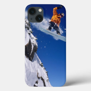 Mann auf einem Snowboard springt von einem Korn iPhone 13 Hülle