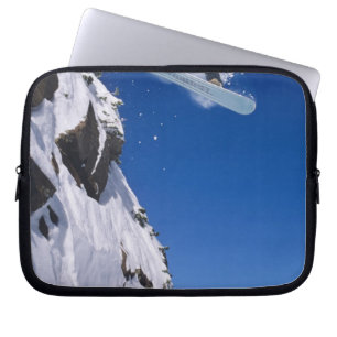 Mann auf einem Snowboard springt von einem Korn Laptopschutzhülle