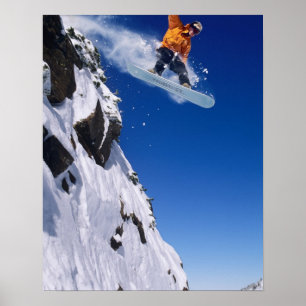 Mann auf einem Snowboard springt von einem Korn Poster