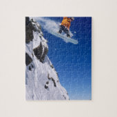 Mann auf einem Snowboard springt von einem Korn Puzzle (Vertikal)