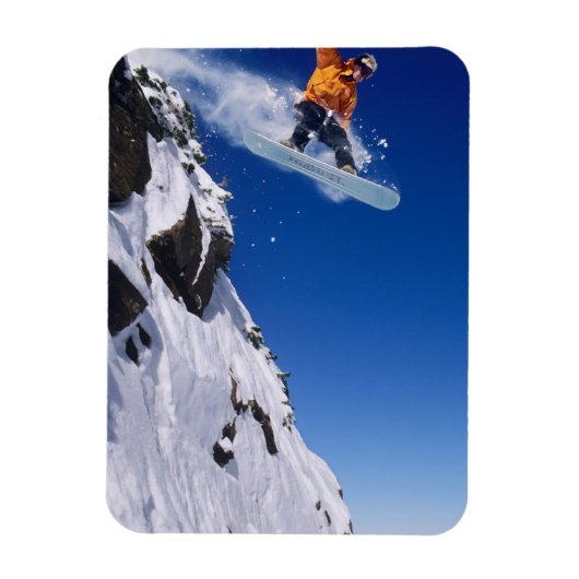 Mann auf einem Snowboard springt von einem Kornfle Magnet (Vertikal)