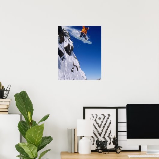 Mann auf einem Snowboard springt von einem Kornfle Poster (Heimbüro)