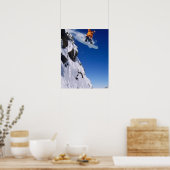 Mann auf einem Snowboard springt von einem Kornfle Poster (Küche)