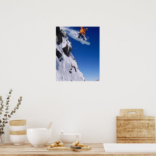 Mann auf einem Snowboard springt von einem Kornfle Poster (Küche)