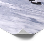 Mann auf einem Snowboard springt von einem Kornfle Poster (Ecke)