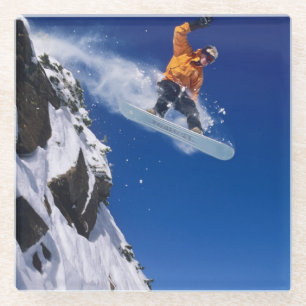 Mann auf einem Snowboard springt von einer Schneek Glasuntersetzer