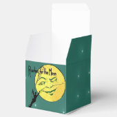 Mann auf Ladensuche für Winking Moon Green Geschenkschachtel (Geöffnet)