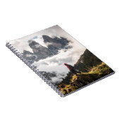 Mann auf nebligen Bergen Notizblock (Rechte Seite)