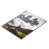 Mann auf nebligen Bergen Notizblock (Linke Seite)