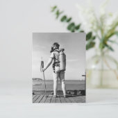 Mann auf Pier stehend Postkarte (Stehend Vorderseite)