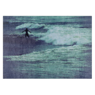 Mann auf Seewellen Schneidebrett