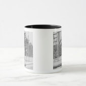 Mann auf Sprungbrett Tasse (Zentrum)