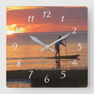 Mann auf Wasserbrett bei Sonnenuntergang am Cape-C Quadratische Wanduhr