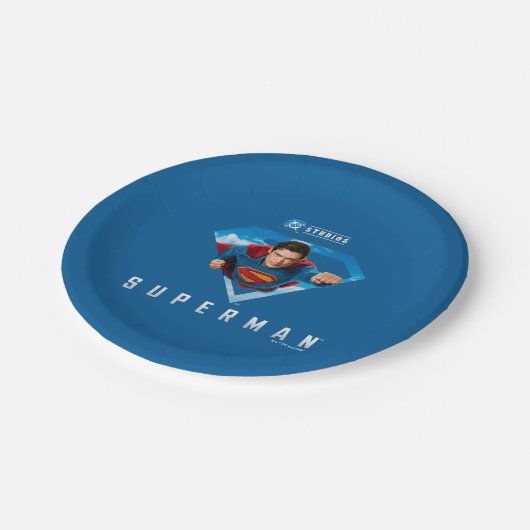 Mann aus Stahl im Flug Pappteller (Schrägansicht)