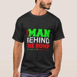 Mann Behind Bump Funny Christmas Pregnancy Ehemann T-Shirt