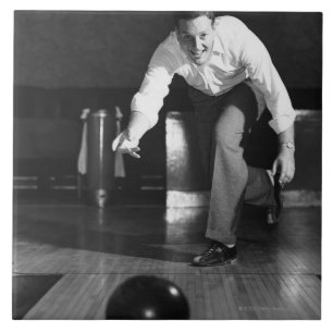 Mann beim Bowling Fliese