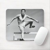 Mann beim Hürdenlauf Mousepad (Mit Mouse)