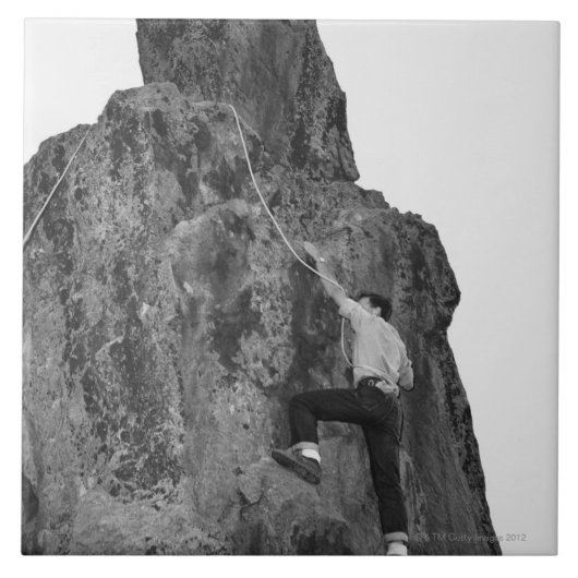 Mann beim Klettersteigen Fliese (Vorderseite)