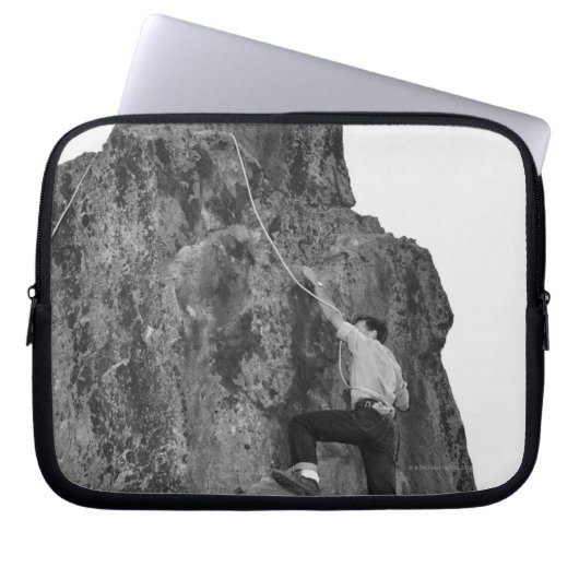 Mann beim Klettersteigen Laptopschutzhülle (Vorderseite)