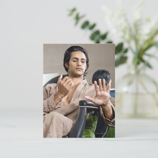 Mann bewundert seine Maniküre Postkarte (Stehend Vorderseite)