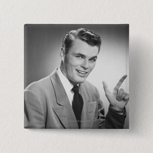 Mann, der 2 zeigt button (Vorderseite)