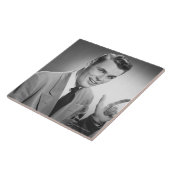 Mann, der 2 zeigt fliese (Seite)