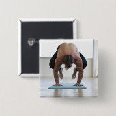 Mann, der an Yogamat arbeitet Button (Vorne & Hinten)