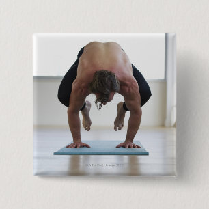 Mann, der an Yogamat arbeitet Button