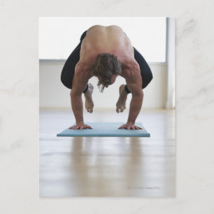 Mann, der an Yogamat arbeitet Postkarte