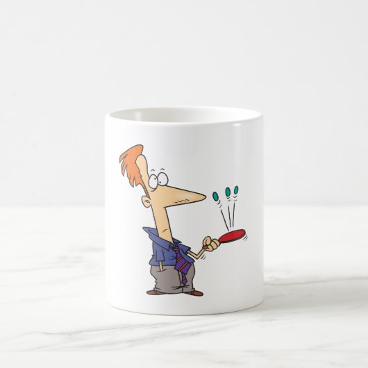 Mann, der auf einem Boot Kugeln knallt Kaffeetasse (Mittel)