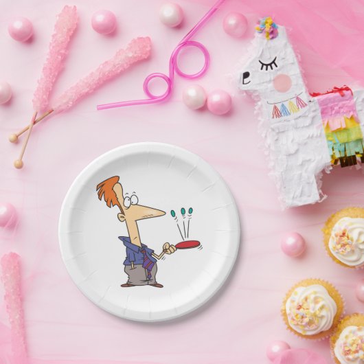 Mann, der auf einem Boot Kugeln knallt Pappteller (Party)