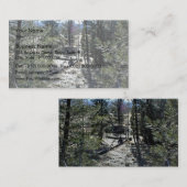 Mann, der auf einem Holzgeländer im Wald sitzt Visitenkarte (Vorne/Hinten)