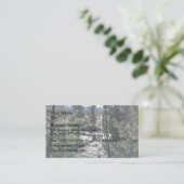 Mann, der auf einem Holzgeländer im Wald sitzt Visitenkarte (Stehend Vorderseite)